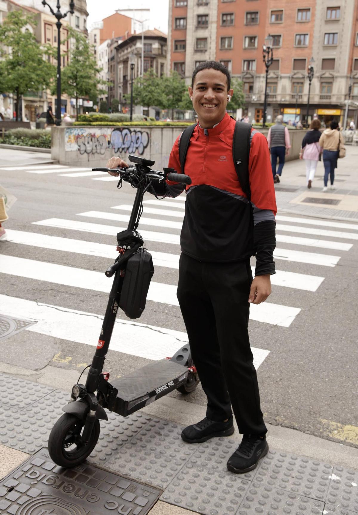En imágenes: La división de opiniones en las calles de Gijón por la prohibición de los patinetes en el centro En imágenes: La división de opiniones en las calles de Gijón por la prohibición de los patinetes en el centro