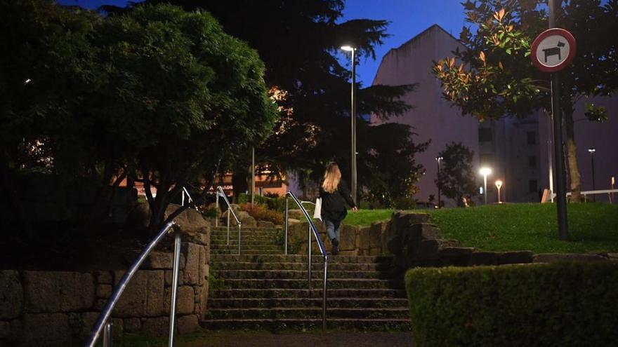 Una joven sube por la escalera del parque Europa. | VÍCTOR ECHAVE