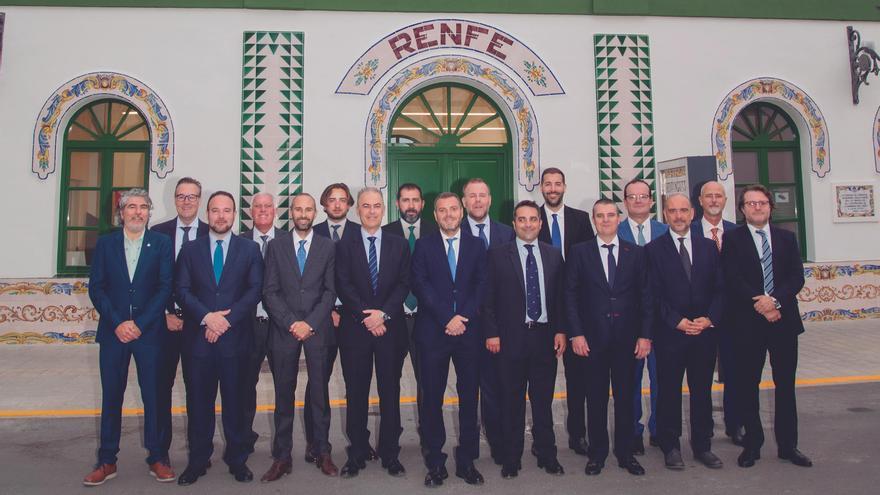 Benito González, en el centro, junto a los clavarios, entre ellos, el alcalde Javier Mansilla.