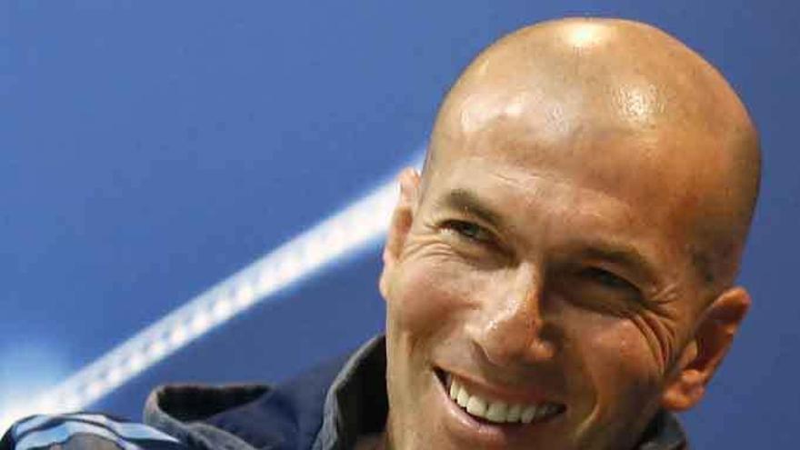 Zidane sonríe ayer en rueda de prensa.