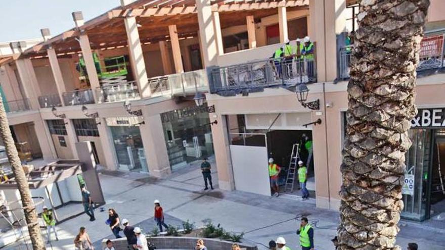 Últimos trabajos en el centro comercial, en una imagen de hace unos días coincidiendo con una visita del presidente del Consell, Alberto Fabra.