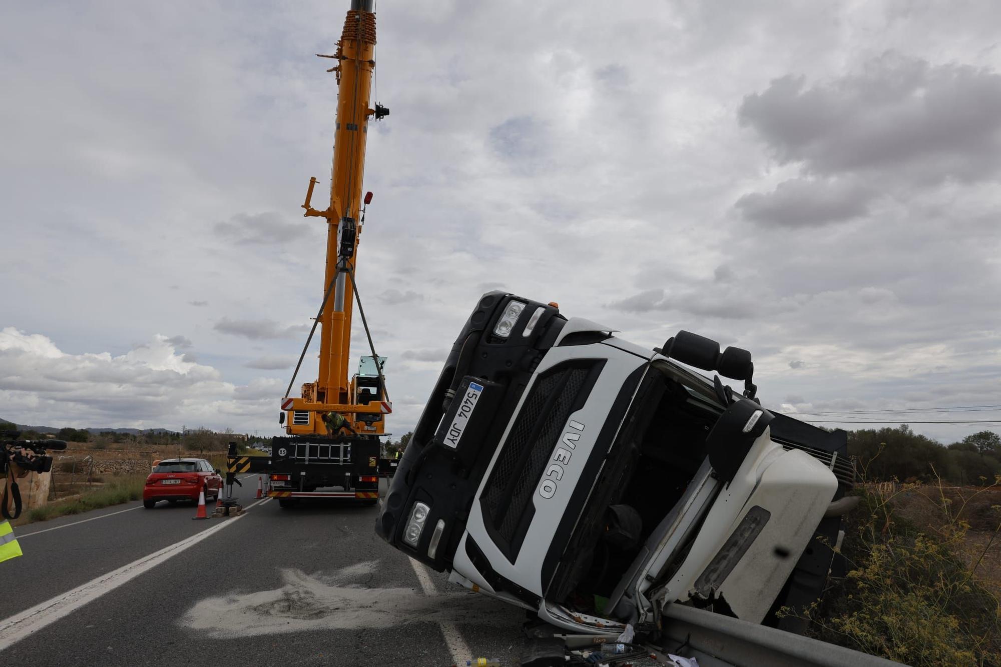 Tres trabajadores heridos al volcar un camión de basura en Llucmajor