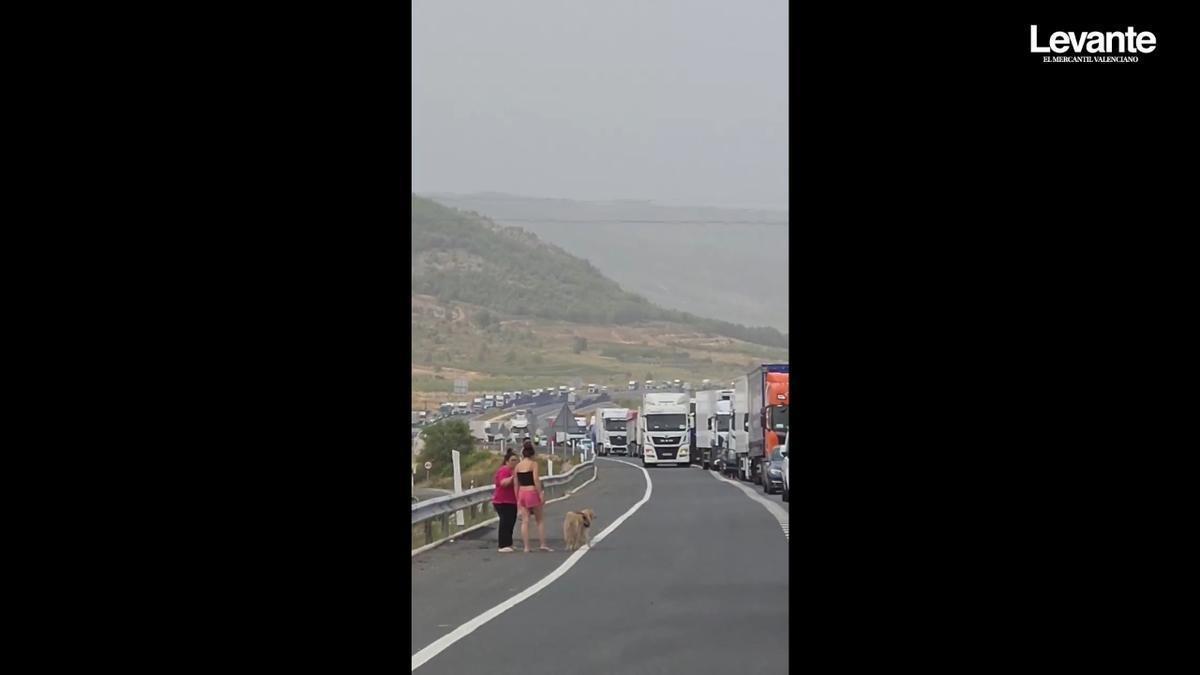 Colas en la A-33 tras el cierre total de la carretera por un accidente en la Font de la Figuera