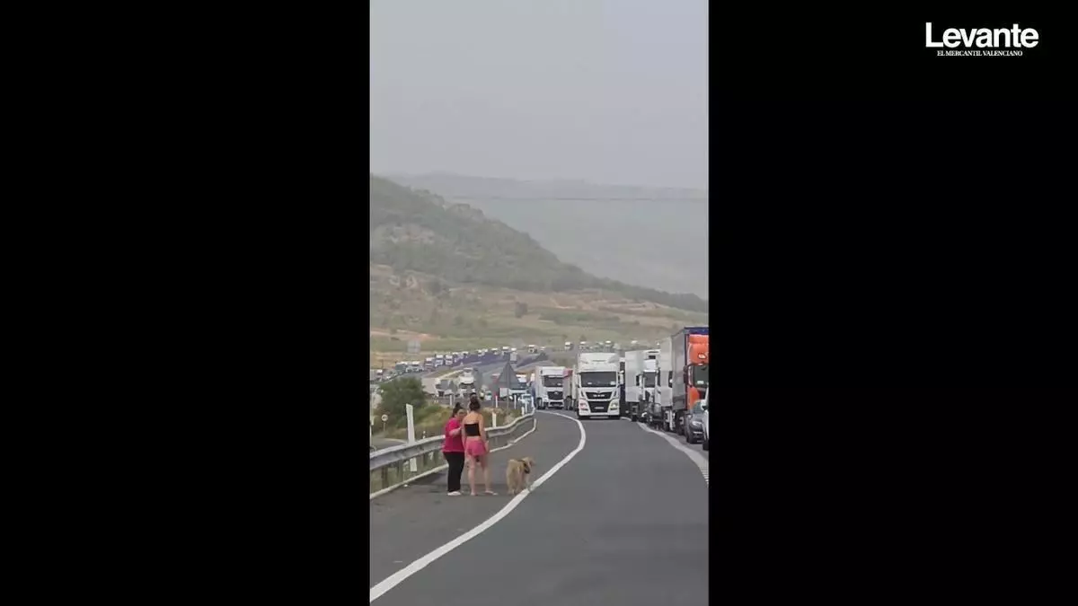 El choque entre dos camiones en la Font de la Figuera deja más de dos kilómetros de retenciones por el corte total de la A-33