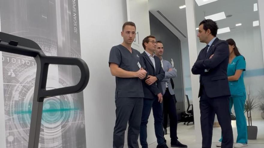 El Alcalde durante la apertura de un nuevo negocio en Paterna