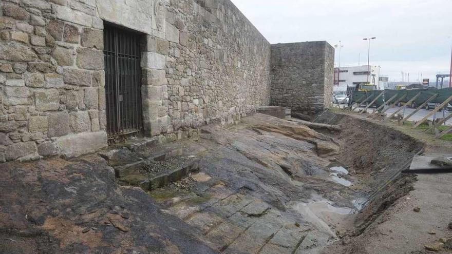 Puerta de San Miguel, con los escalones descubiertos en 2013.