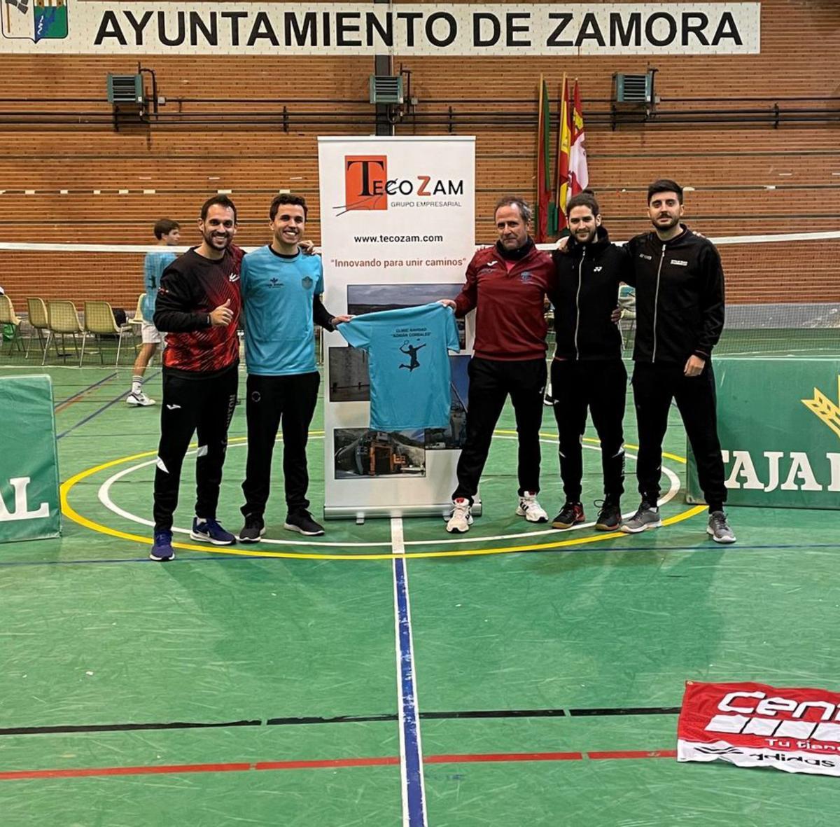 Adrián Corrales, junto con responsables del CD Bádminton Zamora. | Cedida