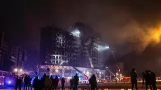 El dron de los bomberos analiza los restos del edificio en busca de víctimas mortales