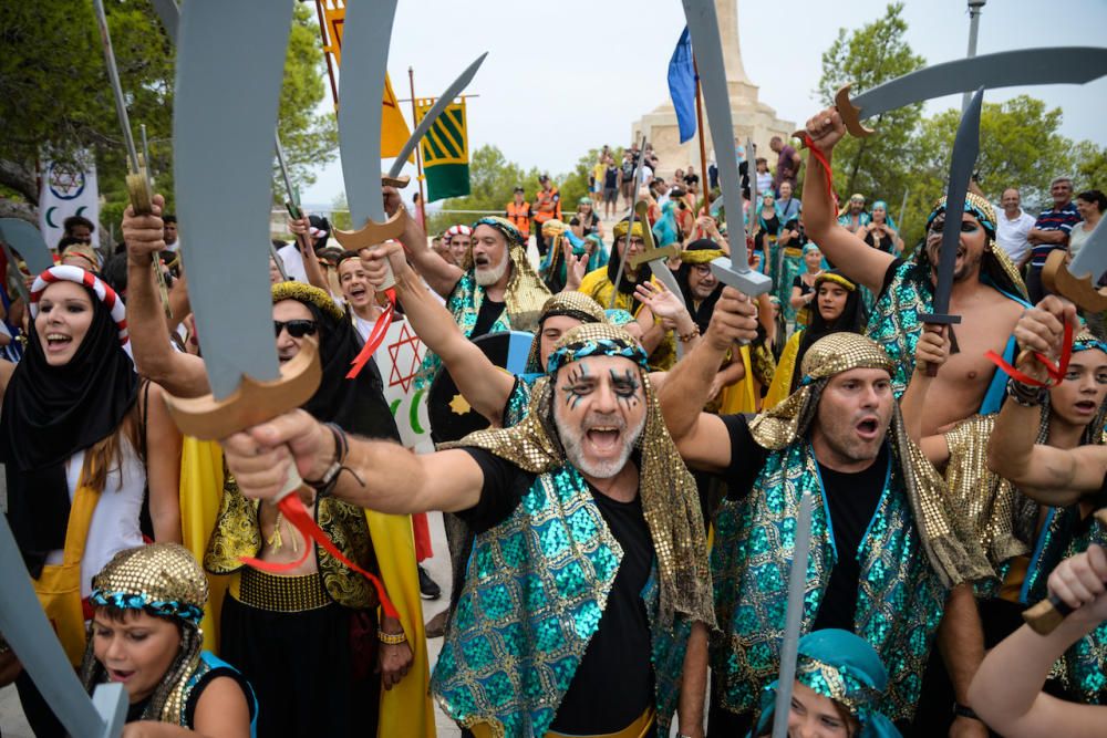 Höhepunkt der Fiestas „Rei en Jaume": Am Samstag (9.9.) trafen wieder selbsternannte Christen und Mauren aufeinander und lieferten sich scheinbar blutige Scharmützel. Nachgestellt wurde bei diesem friedlich gesinnten Spektakel die historische Schlacht zwischen Mauren und Christen, in der König Jaume I. im Jahr 1229 die Insel für die Christen eroberte.