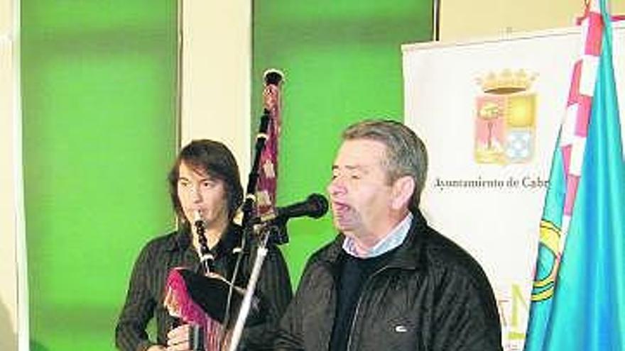 Óscar Fernández y Lolo de Cabranes interpretan una tonada durante la presentación del disco.
