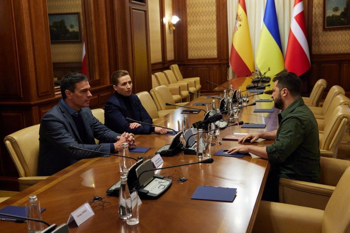 (I-D) El presidente del Gobierno, Pedro Sánchez; la primera ministra de Dinamarca, Mette Frederiksen, y el presidente de Ucrania, Volodimir Zelenski, durante una reunión, a 21 de abril de 2022, en Kiev (Ucrania). Sánchez despegó ayer miércoles 20 de abril