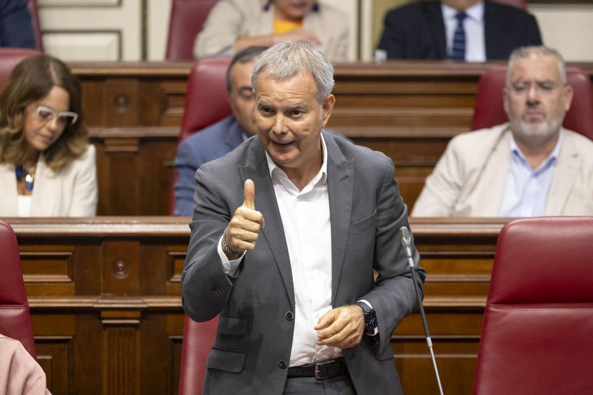 El portavoz del PSOE en el Parlamento de Canarias, Sebastián Franquis, en la imagen, se dirige al presidente del Gobierno, Fernando Clavijo, durante el pleno que celebra este martes la Cámara autonómica.