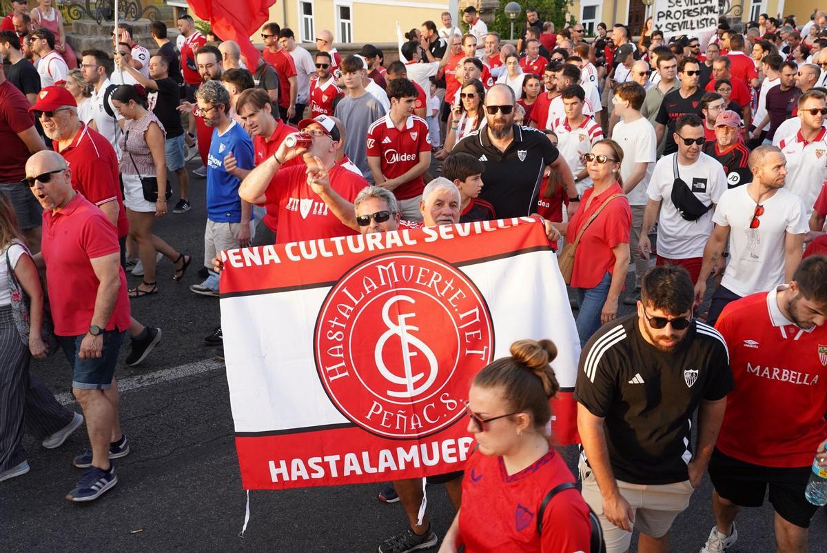 Miles de sevillistas participaron en la protesta convocada para reclamar cambios en la directiva del club. Miles de sevillistas participaron en la protesta convocada para reclamar cambios en la directiva del club.