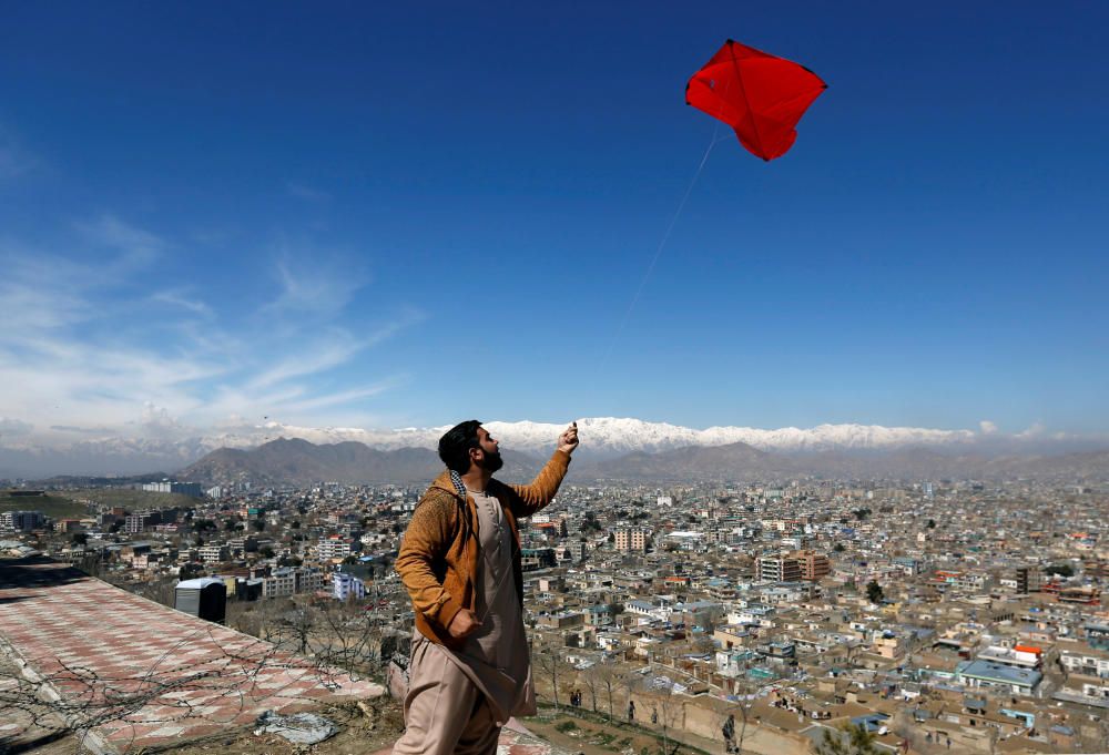 Un hombre afgano vuela una cometa en las celebraciones por la llegada de la primavera en Kabul.