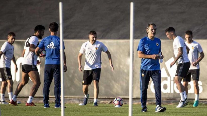 Cesare Prandelli dirige un entrenamiento del Valencia.