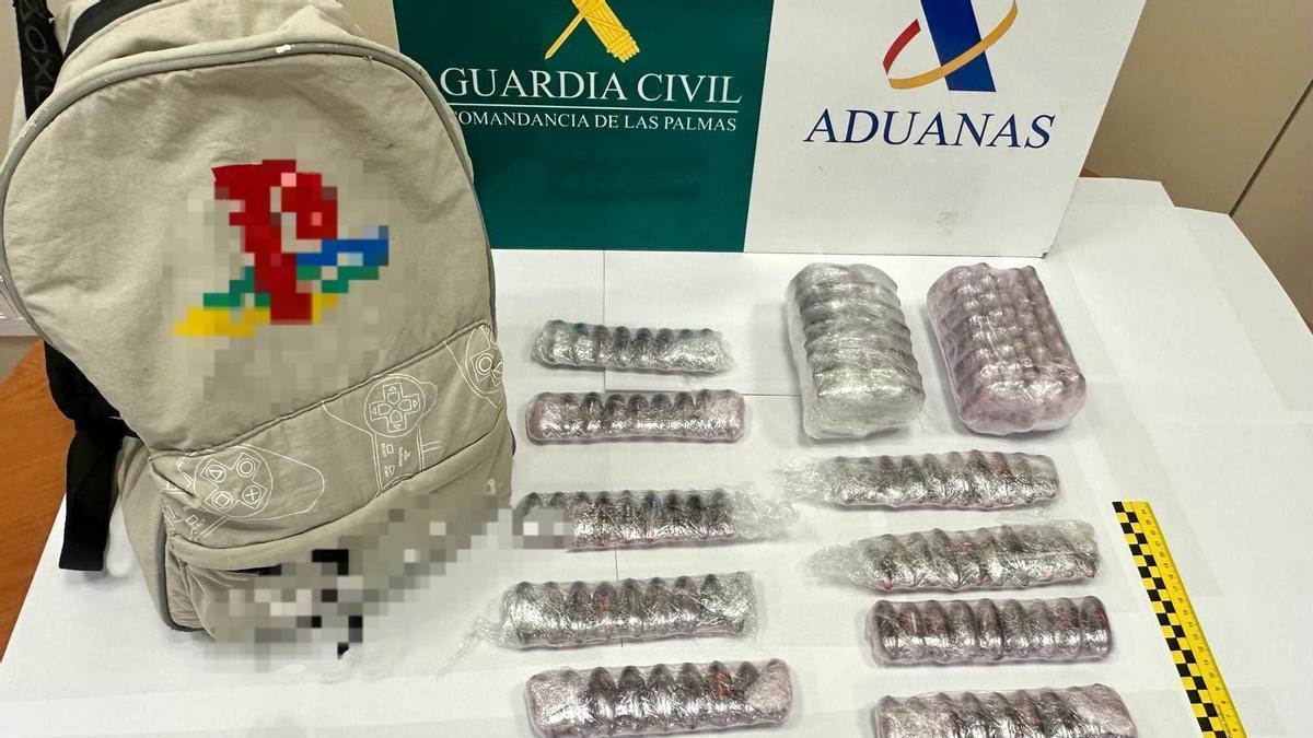 Hachís incautado por la Guardia Civil a un pasajero en el Aeropuerto de Fuerteventura, quien además tenía una orden judicial de búsqueda