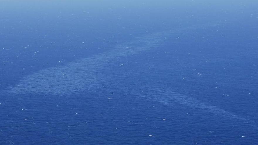 Vista aérea de la mancha de fuel que dejó el pesquero ruso