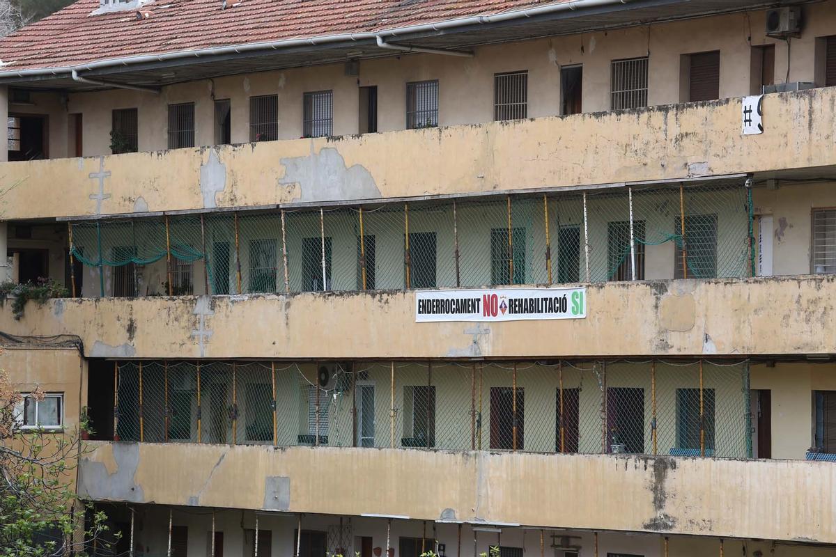 Edificio El Barco de Esplugues, desalojado el lunes por riesgo de derrumbe y en el que actualmente cinco vecinos se niegan a salir.