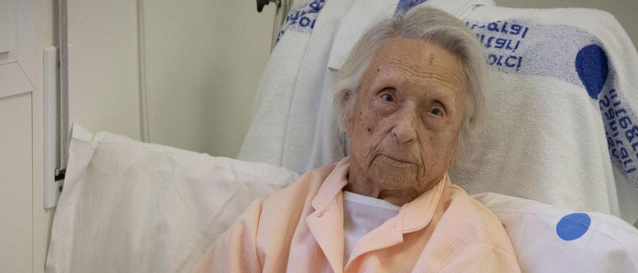 Joaquima Sardà, de 109 anys, a la unitat de geriatria dels hospitals Dos de Maig i Sant Pau.  | ELISENDA PONS
