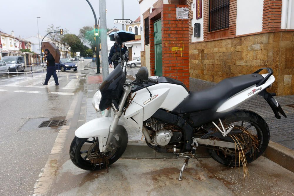 De nuevo, como a comienzos de año, el distrito de Campanillas ha sido el mas castigado por la acumulación de agua, desbordándose arroyos y anegándose muchas de sus calles.