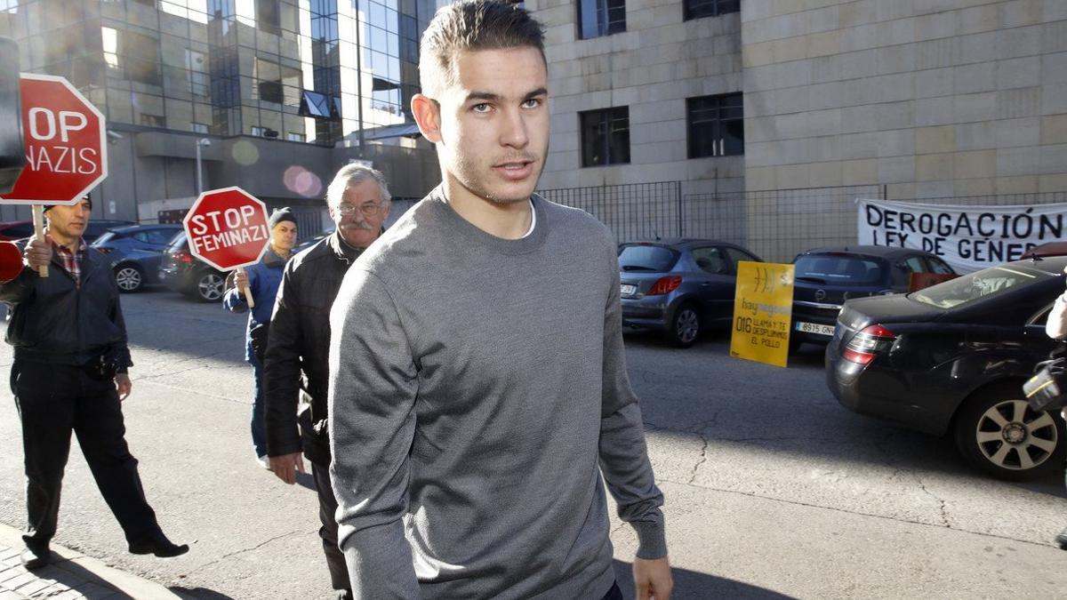 Lucas Hernández, a su llegada a los juzgados