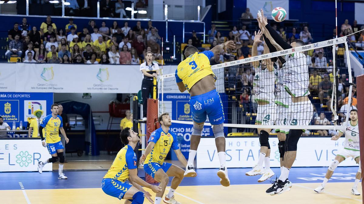 Yadrián Escobar supera en el choque de ayer un doble bloqueo del Unicaja.