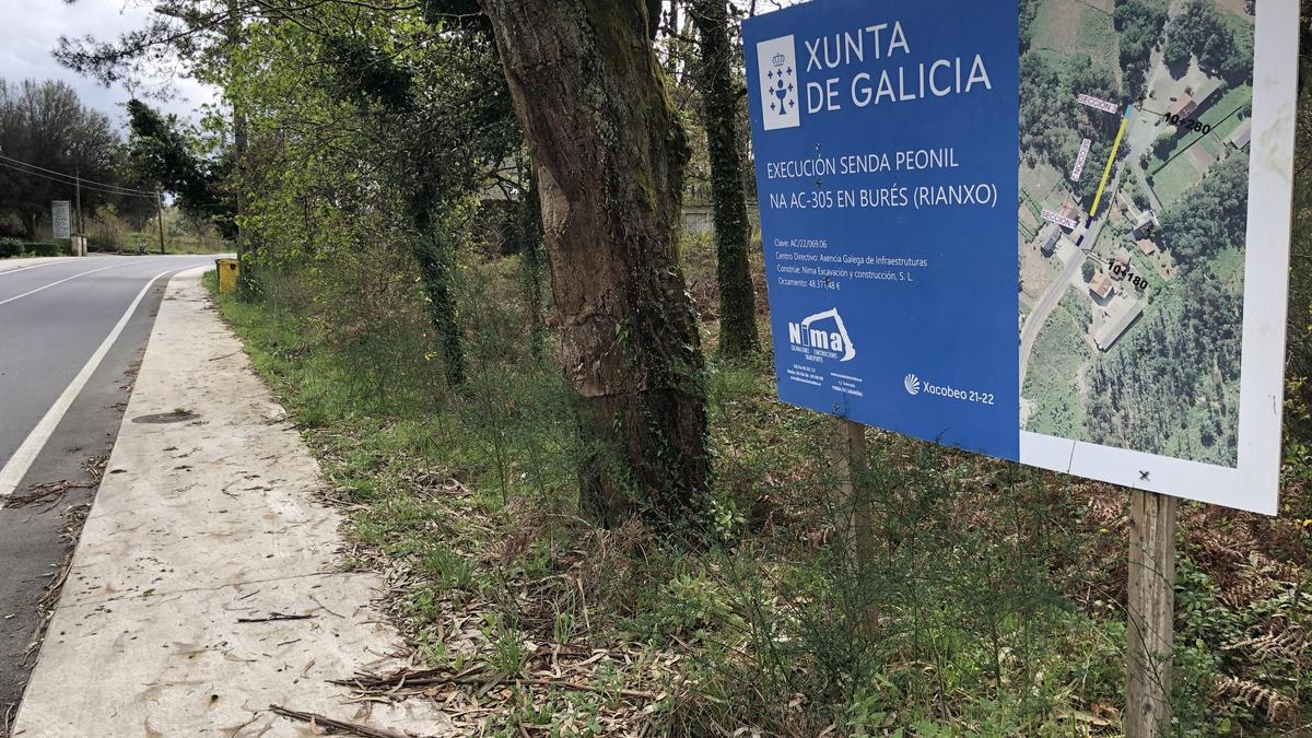 Tramo de la senda peatonal que conecta los núcleos de A Casilla, Araño y Burés en la carretera AC-305, en el municipio de Rianxo