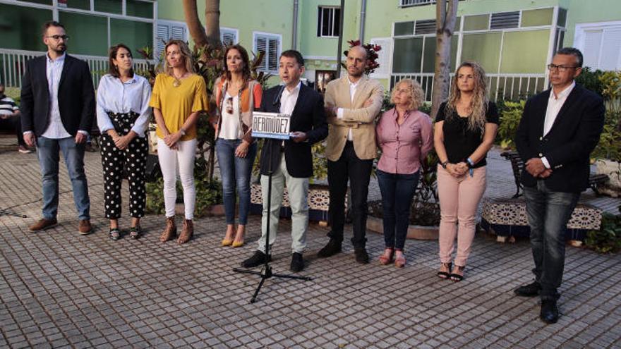 Bermúdez, en el centro, señaló que mientras sea alcalde el aparcamiento en Las Teresitas será completamente gratuito.