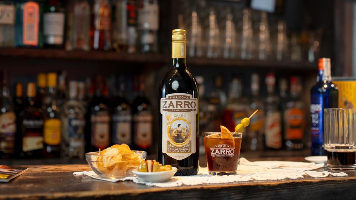 Botella de Vermut Zarro sin alcohol, la marca madrileña que defiende el aperitivo como una tradición y no como una moda.