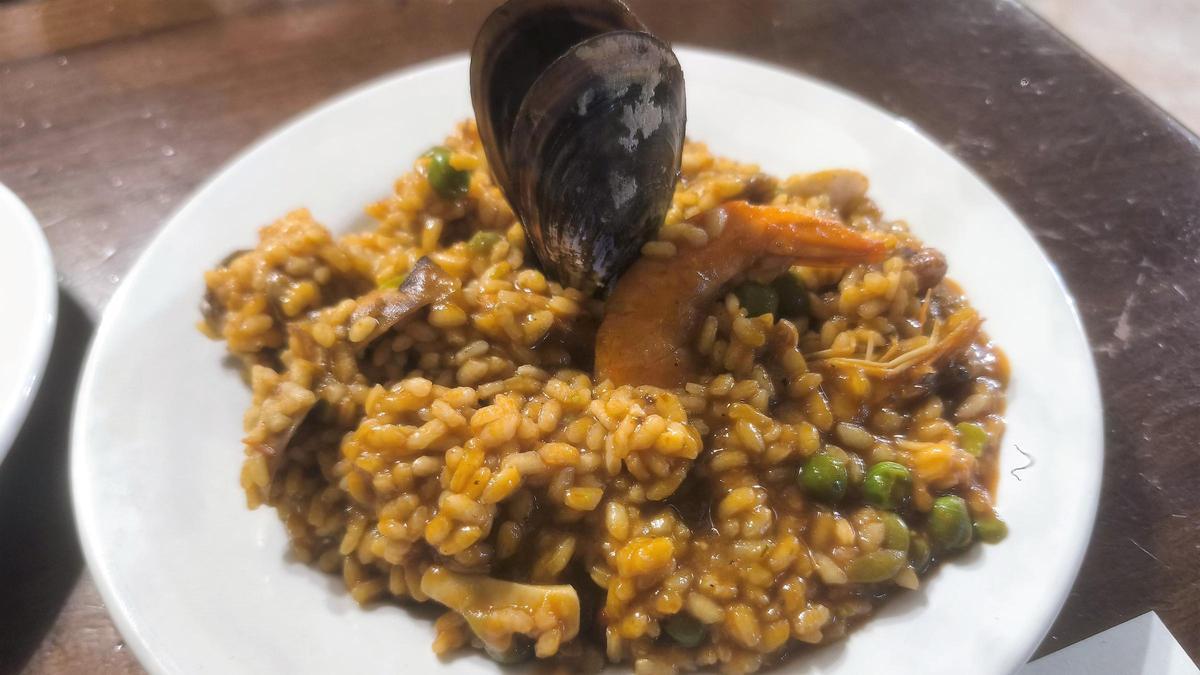 La paella del menú del día del restaurante La Marina de L'Hospitalet.