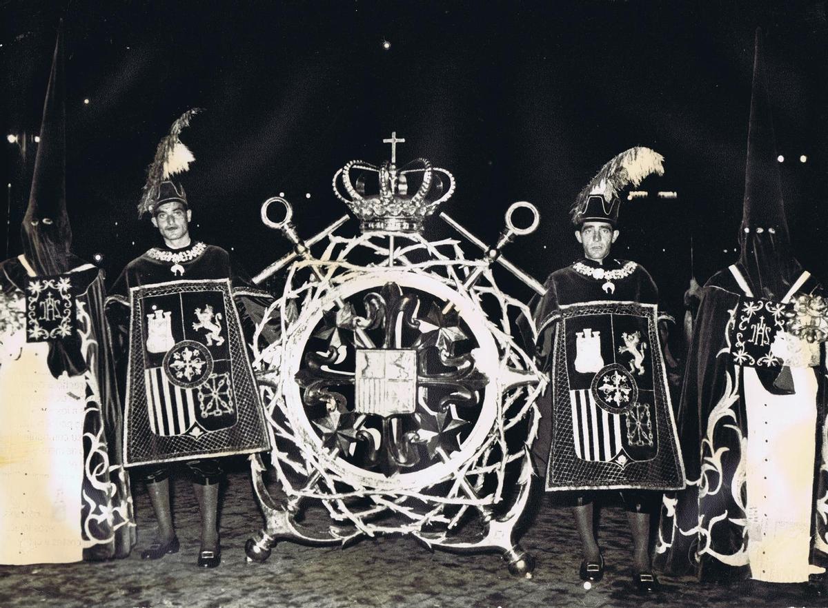 Hubo heraldos, en los que se inspiran los actuales maceros, que salieron en procesión en los años 50, en el cortejo de la Archicofradía de la Esperanza.