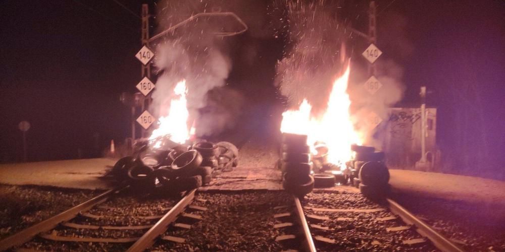 Incendi de pneumàtics a la via del tren a Caldes