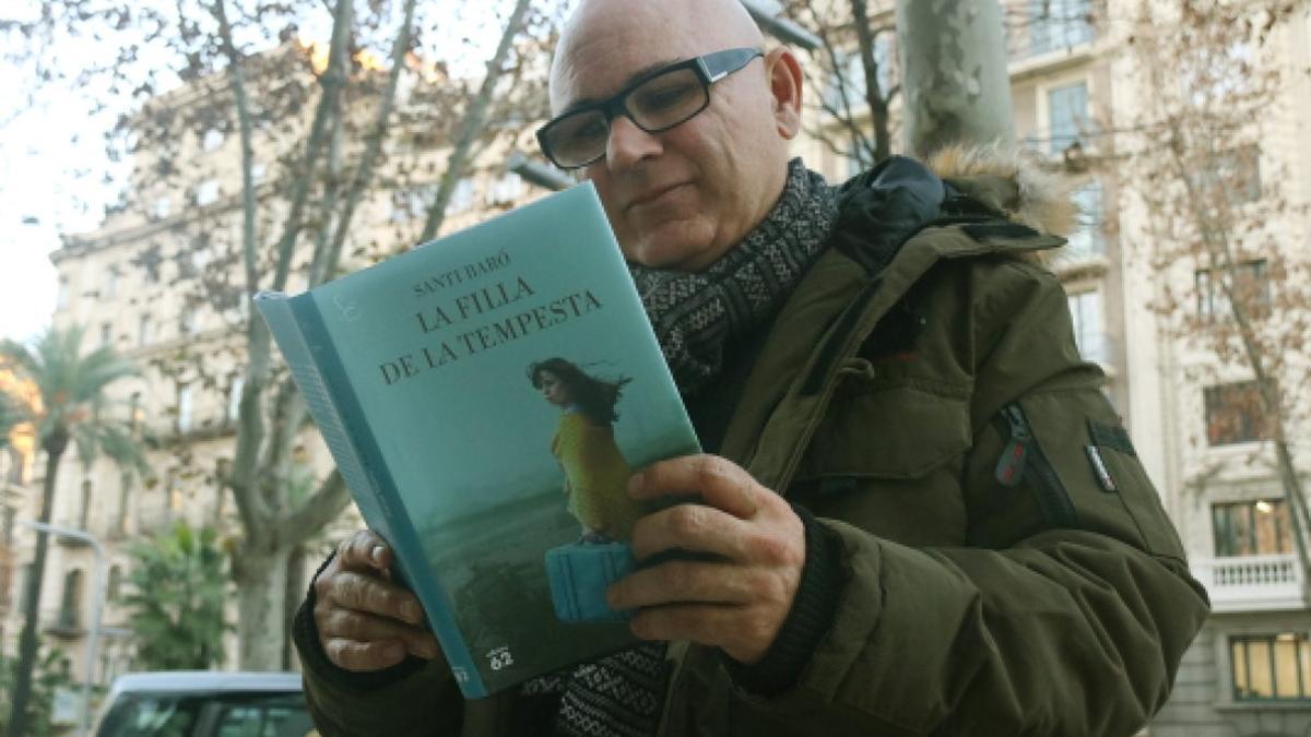 El escritor egarense Santi Baró con su nueva novela 'La filla de la tempesta'.