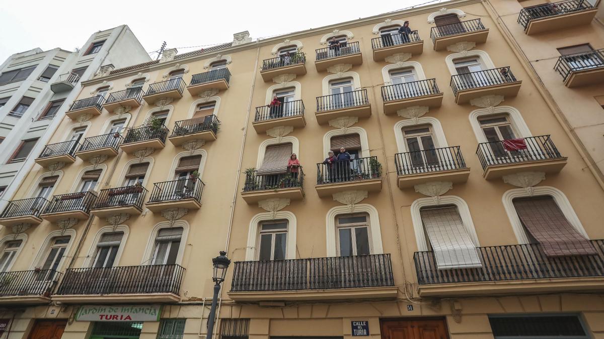 Vecinos afectados por el desahucio en la calle Turia