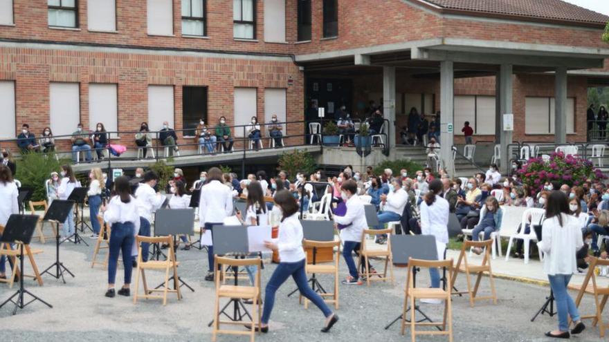 Recital en el exterior del edificio del centro musical. |  Bernabé