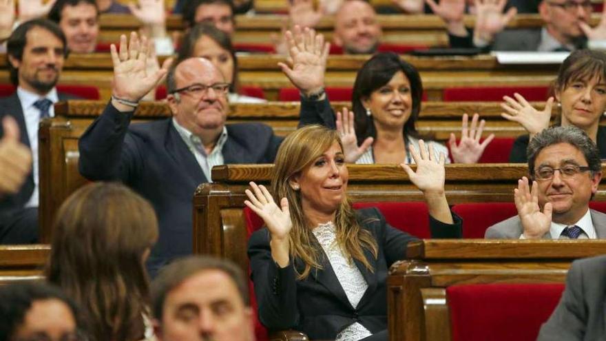 Los populares levantan las manos en señal de protesta, ayer, en el Parlamento catalán.