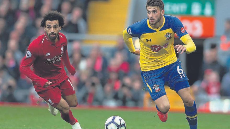 Wesley Hoedt saca la pelota ante Mohameh Salah en un encuentro de la Premier League frente al Liverpool. // Daily Echo