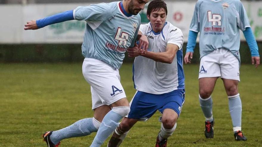 Un jugador del Caselas conduce el balón en un partido jugado en A Gándara. // Adrián Irago