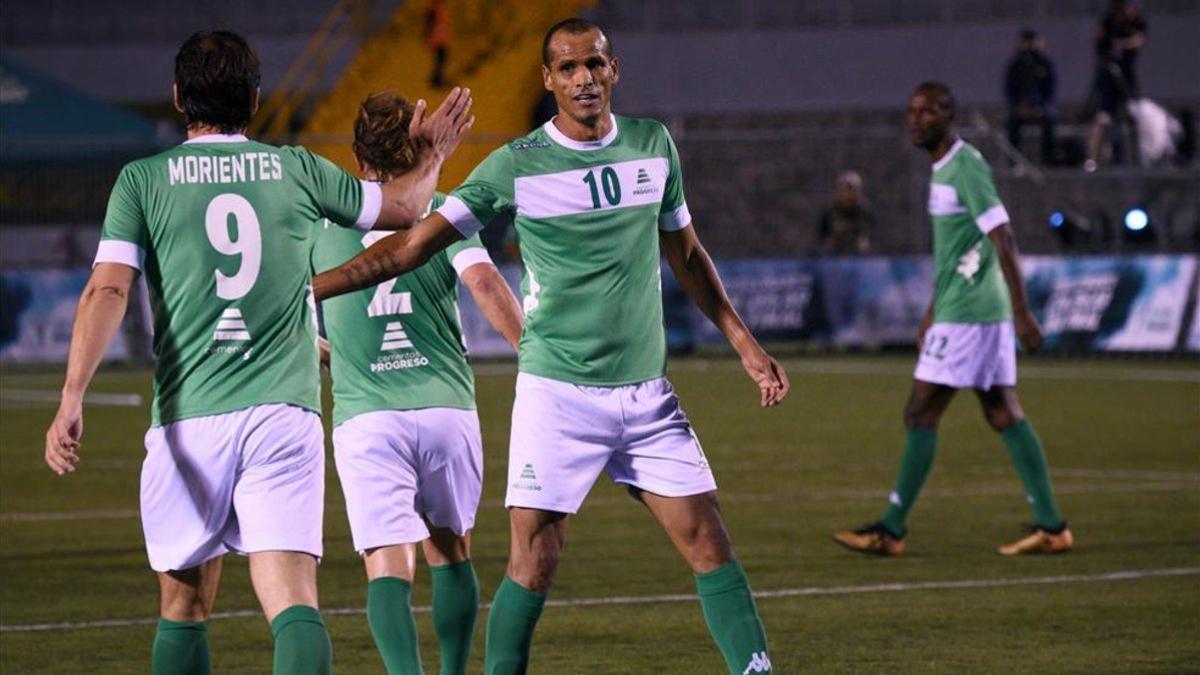 Rivaldo, durante el partido entre las leyendas internacionales y los jugadores históricos del fútbol guatemalteco