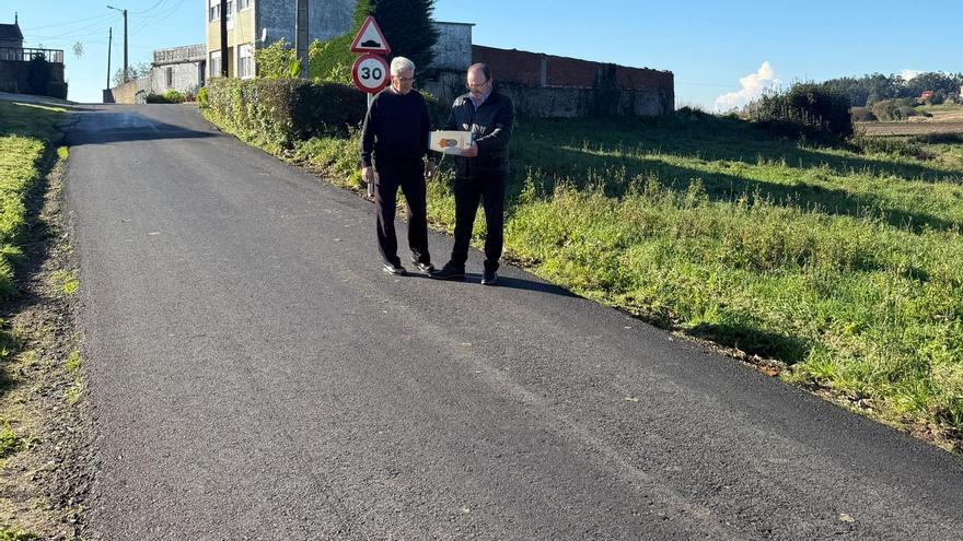 O alcalde de Malpica, Eduardo Parga, dereita, supervisando unha das actuacións.
