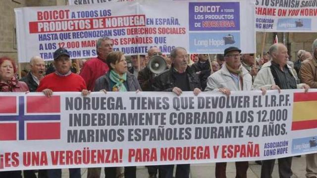 Marineros gallegos que trabajaron en Noruega protestaron ayer en Santiago. // Xoán Álvarez