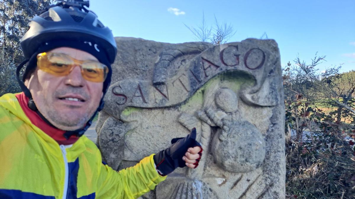 El ciclista meco, a su entrada en Santiago.