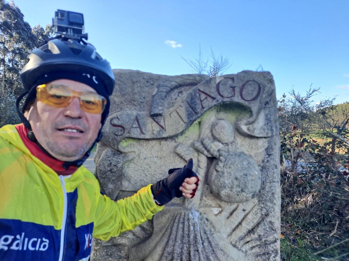 El ciclista meco, a su entrada en Santiago.