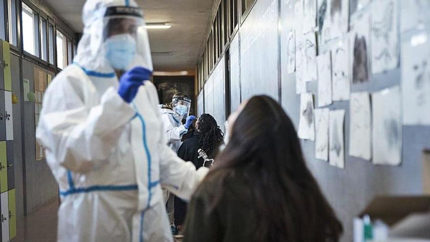 Alumnes de secundària de l&#039;Escola Arrels sotmetent-se ahir a un cribratge