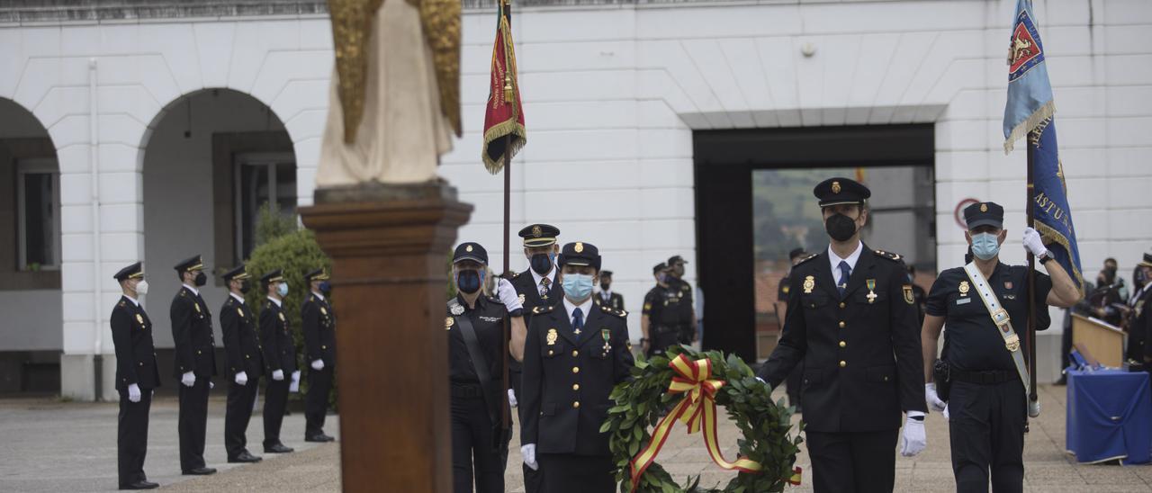 Un momento del homenaje a los policías fallecidos, con cuatro de los cinco nuevos subinspectores a la izquierda, junto al comisario Santiago Calvo. | Miki López