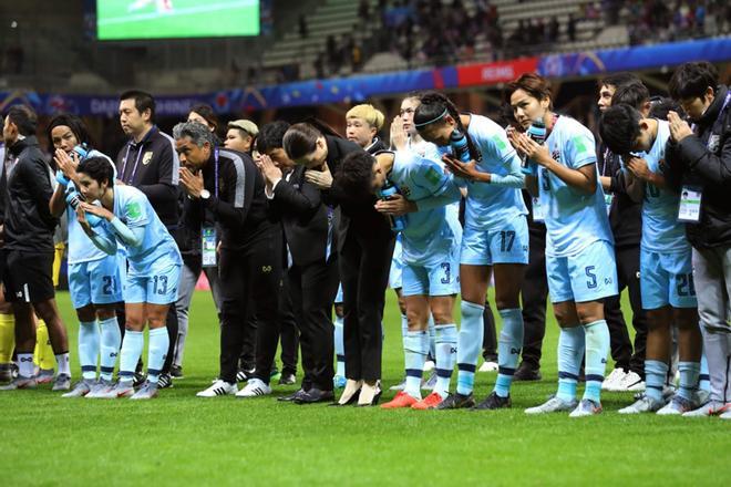 Las jugadoras de Tailandia saludan al público tras perder el partido del Mundial de Fútbol Femenino que las enfrentó a Estados Unidos en el Auguste-Delaune Stadium en Reims.