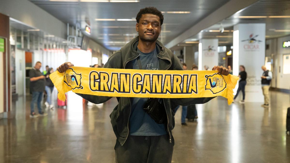 Metu posa con la bufanda del CB Gran Canaria tras su aterrizaje.