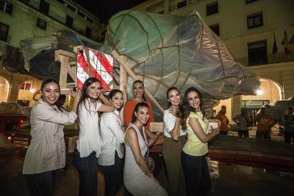 La Hoguera Oficial llega a la plaza del Ayuntamiento para abrir la plantà