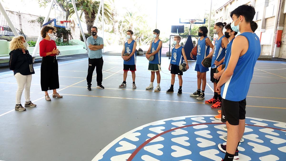 Las ediles de Deportes y del Distrito Anaga, Alicia Cebrián e Inmaculada Fuentes, visitan el CEIP María Isabel Sarmiento de Valleseco