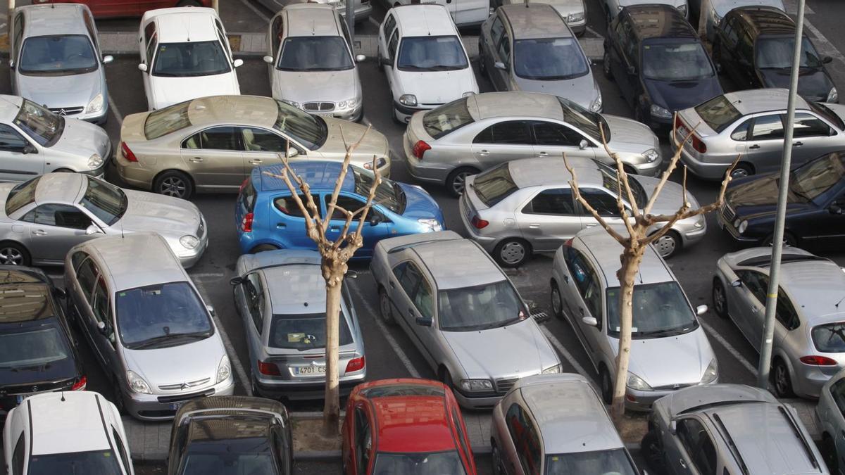 Coches estacionados en un aparcamiento público. | J.C.